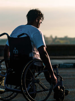 Personne en fauteuil roulant