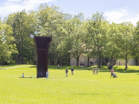 Chillida Lekuko lorategia, Eduardo Chillidaren “Argiaren bila” eskulturarekin