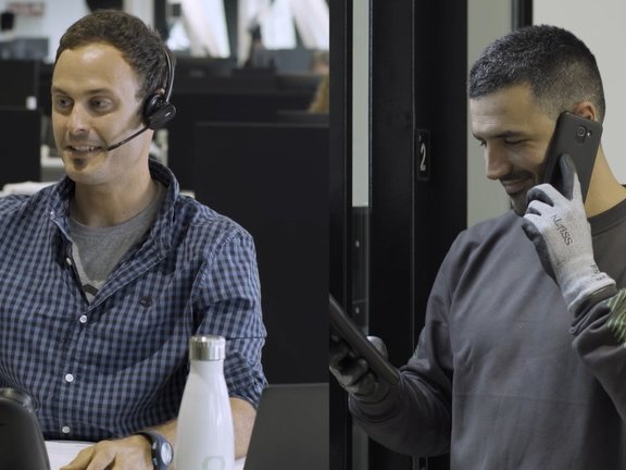 Técnico de mantenimiento Orona al teléfono con el equipo de ingeniería