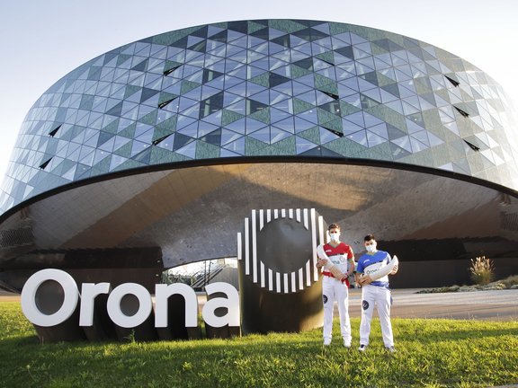 Dois jogadores de remonte em frente à sede de Orona