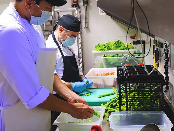 Trabajadores de cocina de Orona Ideo