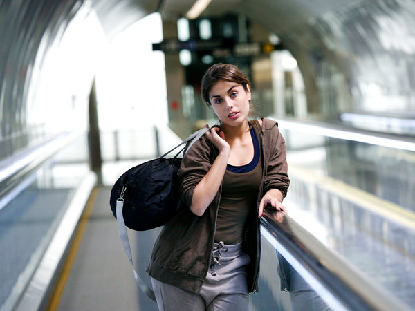 Mujer con bolso en pasillo mecánico