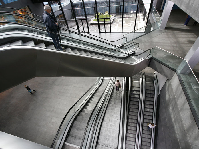 Escalera mecánica en mercado