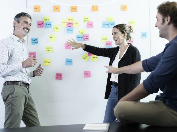Equipo comercial discutiendo amigablemente