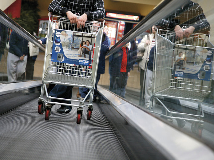 trottoirs roulants inclinés dans un centre commercial