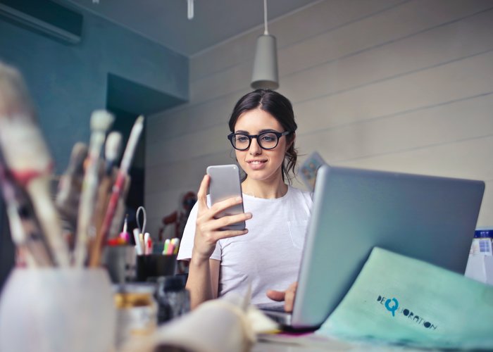 Mulher jovem a organizar algo no telemóvel