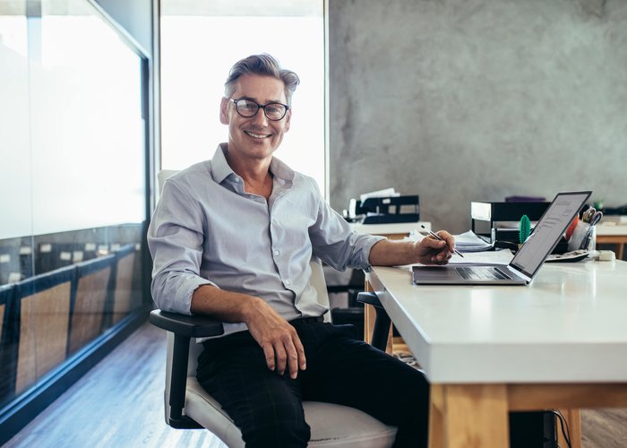 Mann in seinem Büro mit dem Computer